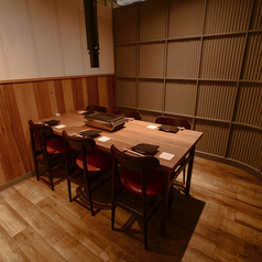 プライベートな空間で特別な時間を過ごしたいお客様には、最大6名様用の完全個室テーブル席をご用意しております♪周囲を気にせず、大切な方との記念日や接待、ご家族でのお祝いなど、心に残るひとときを演出いたします。