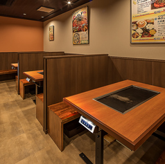 ６名席の鉄板テーブル７宅＋４名席の鉄板テーブル１宅のエリアでは、最大４６名様の宴会可能。