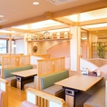 広々とした店内落ち着いたテーブル席です。人数に応じてお席をご用意いたします。※店舗により部屋の配置・席数が異なる場合がございます