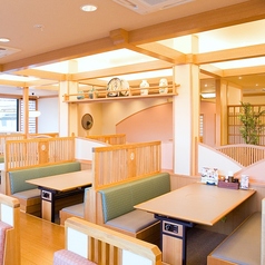 広々とした店内落ち着いたテーブル席です。人数に応じてお席をご用意いたします。※店舗により部屋の配置・席数が異なる場合がございます
