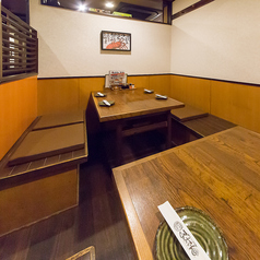 【6名様掛けテーブル席×3】テーブルを連結することも可能です！多様なシーンで活用できるお席ですので、仲間うちでのご宴会などに是非ご利用ください★