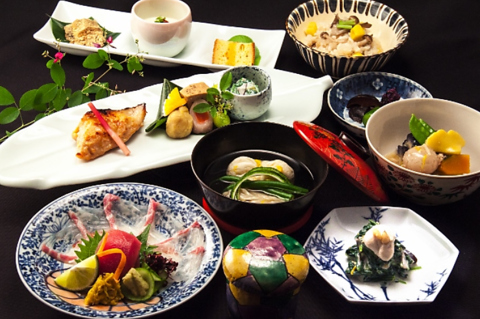 四季おりおりの京料理を嵐山からお届けいたします。