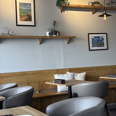 窓から見える港の景色を2人で眺めながら、ゆったりとお食事が楽しめるテーブル席♪落ち着いた雰囲気の中で会話も弾みます。カップルでのランチや、大切な記念日のディナーにぴったりの特等席です◎