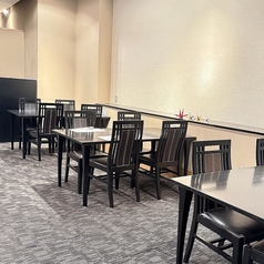 少人数様～大人数までご利用可能なテーブル席です。広々とした店内は解放感があり、和気あいあいとした雰囲気です。宴会、接待はもちろん、デートや女子会にも是非ご利用下さい！