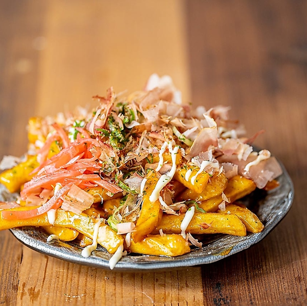 広島と言えば「お好み焼き」揚げたてのポテトフライをお好みソースで味付け♪意外と合うんです！