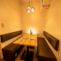 落ち着いた灯りに包まれた少人数向け和モダン空間