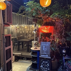 隠れ家一軒家で楽しむ夜★お店は福島駅・新福島駅近くにあります。新福島駅からは2番出口を出て、すぐに見える一方通行の路地を南に。左手に見える系列店「すしと酒スイッチ」さんの狭い路地を抜けたところが当店です。赤い金魚のネオンが目印！迷われた際はお電話ください。 