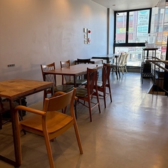 当店のカウンター席は、紅茶やコーヒーと共にパンケーキをゆったりと楽しむのに最適なお席です。落ち着いた雰囲気の中、特製パンケーキを味わいながら、リラックスしたひとときをお過ごしください。おひとり様でも大歓迎ですので、ぜひお気軽にお立ち寄りください。