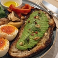 料理メニュー写真&nbsp;アボカドトーストプレート
