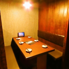 【2名様～4名様向けのテーブル席】お仕事帰りや少人数でのご宴会にぴったりなお席です。