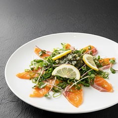 サーモンと九条ネギのネバネバカルパッチョ わさび風味