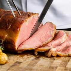 エンターテイメント制のある多彩なブッフェの写真