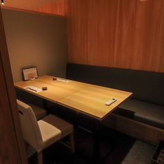 周囲を気にせずお過ごしいただける扉付きの個室は、おもてなしの接待や親密な会合、プライベートを重視したい記念日のお食事に最適です。凛とした静けさと格式を感じる上質な空間で、心ゆくまで美食をご堪能ください。