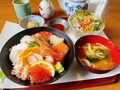 料理メニュー写真 特上１０種の海鮮丼と赤出汁のセット