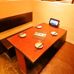 【4名様～8名様向けのテーブル席】温かみのある照明で落ち着いた雰囲気を演出しております。周りが仕切られたBOXのお席なら、人目を気にすることなくお楽しみいただけます。