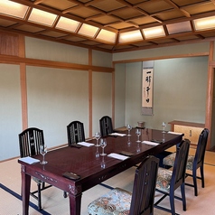 【宴】シックで洗練された雰囲気が漂い、大切な方とのデートや記念日のお祝い、じっくりと語り合いたい接待などに適しています。プライベートな空間が確保されているため、周囲の視線を気にせず極上のお食事を堪能いただけます。