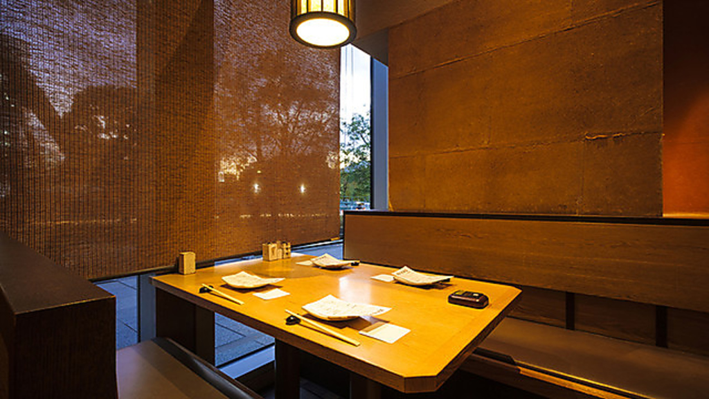 通常のカウンター席・テーブル席に加え、接待・会食などに大人気の雰囲気の良い個室もございます♪