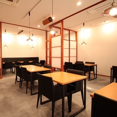 【1階フロア貸切：15名～34名】ご会食やご接待・各種ご宴会のご利用にも◎お洒落でカジュアルな雰囲気の1階席フロアの貸切も承っております。会社仲間とのご宴会やご会食・歓送迎会・同窓会など利用シーンを問わずご利用いただけます。