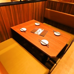 【2名様～4名様向けのテーブル席】女子会や飲み会、会社帰りのちょい飲みなど、様々なシーンにおすすめの掘りごたつ席です。土間土間ではコースメニューをはじめ、絶品の単品料理、豊富なドリンクメニューをご用意しております♪