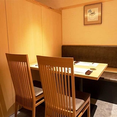 落ち着いた木のぬくもりが感じられるこのお席は、季節の食材を活かした和食を楽しむのに最適。伝統の技術を駆使した活蟹料理を、心ゆくまで堪能できます。