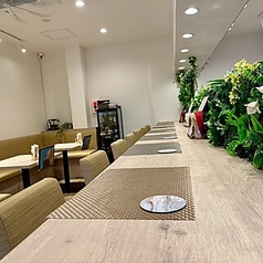 お1人様でも愉しめるカウンター席。モダンな空間で贅沢なお食事を楽しめます！