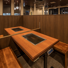 ほとんどのテーブルは隣のテーブルと高めの衝立で仕切っています。隣の席との衝立を下げて、多人数様にもご利用頂けるテーブルもあります。