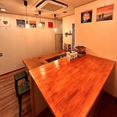 会話が弾むカウンター型テーブル席。ご友人との食事や仕事帰りの一杯におすすめの席です。肩肘張らないアットホームな空間で、おばんざいとお酒を囲んでお過ごしいただけます。