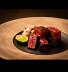 ＜厳選牛は肉質・脂が良質で深い味わいの黒毛和牛メス牛を使用＞