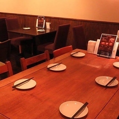 【テーブル席6名様×1】最大20名様までOK！同窓会等各種お集まりにご利用ください！6名様テーブルで少人数のプチ同窓会も可能です。8名や12名の場合はテーブルを合わせることもできますので、お気軽にご相談ください。また、韓国語対応スタッフもおり、日本語に不安な韓国の方でも安心して故郷の味もご注文いただけます。