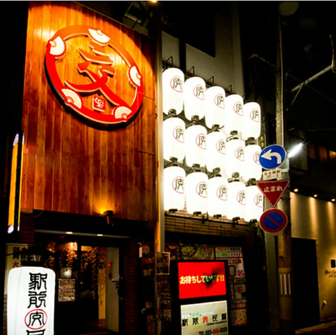 夕方から朝まで、飲み放題が楽しめる駅前の新スポット。夜のひとときを満喫しよう！