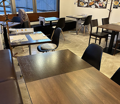 【2～4名様】開放感あふれる広々とした店内！温かみのあるウッド製テーブルやチェアで、くつろぎ感もバッチリです。落ち着きのあるお洒落な空間は女子会、合コンにもおすすめです。