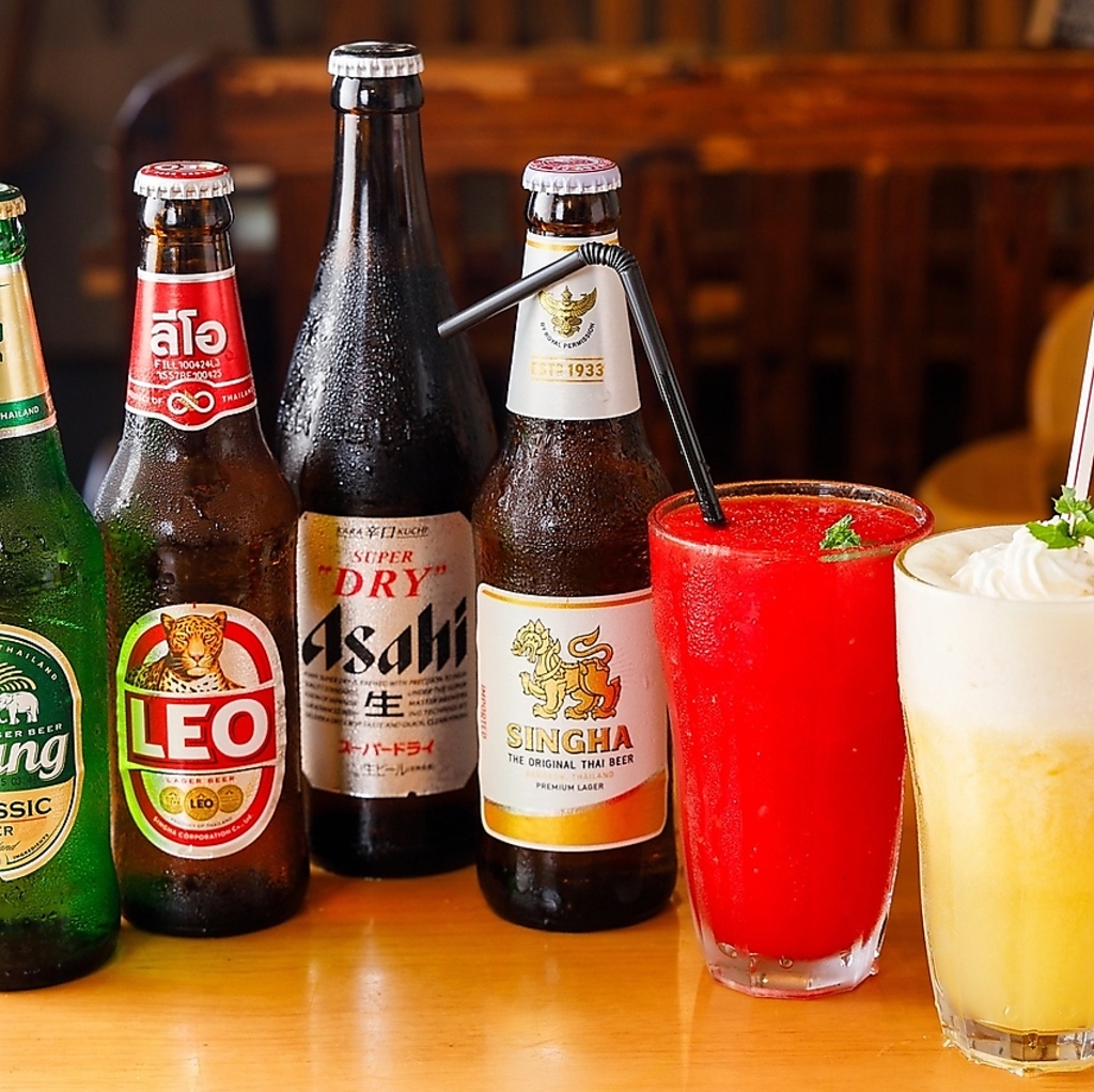 お洒落なレストランバーで寛ぎのひとときを。充実のドリンクと本格タイ料理が彩ります。