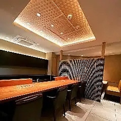 《禁煙》【カウンター席:4席】接待やデートに最適◎落ち着いた雰囲気が漂う特等席。目の前で調理風景を見ることができるカウンター席。温かみのあるライトに照らされ、落ち着いた雰囲気が漂う特等席です。お1人様のご利用はもちろん、デートや接待にもおすすめです。