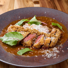 【肉の旨味と濃厚なデミグラスがクセになる☆】当店人気No,1「牛カツデミグラス」は1680円(税込)！の写真