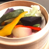 色鮮やかな旬の野菜をせいろで蒸してふっくら仕上げました。素材本来の甘みと旨味をシンプルに楽しめます。