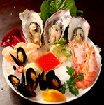 牡蠣、ムール貝、大海老など4種類の海の幸を贅沢に盛合せたシーフードプラッターは1人前999円(税抜)
