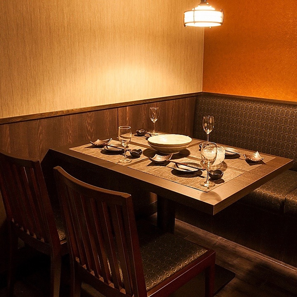 カップル様のデートに最適の雰囲気重視の少人数個室席♪扉付きの完全個室も完備！