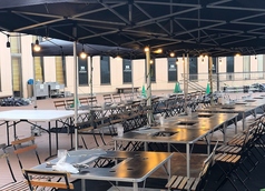 とっても開放的なワイドビューテラス！テント完備なので、お天気の心配もありません。