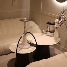 5名様用のテーブルを1卓ご用意しており、女子会や二次会にぴったりの空間です☆夜カフェとしても人気があり、リラックスした雰囲気の中でお楽しみいただけます。