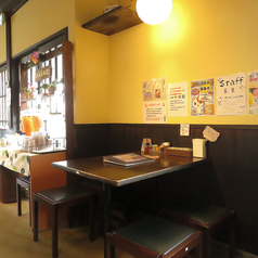 ゆったりとお食事を楽しめるテーブル席をご用意しています！ご家族やご友人との食事に最適ですよ♪ 広々とした空間で、美味しいお料理を心ゆくまでお楽しみください！