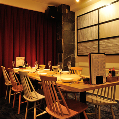 通常配置は4名様ですが、ご利用人数に合わせてレイアウト出来ます。