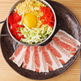 熱々の鉄板の上で焼かれていく食材とお好きなドリンクで、楽しいひとときを