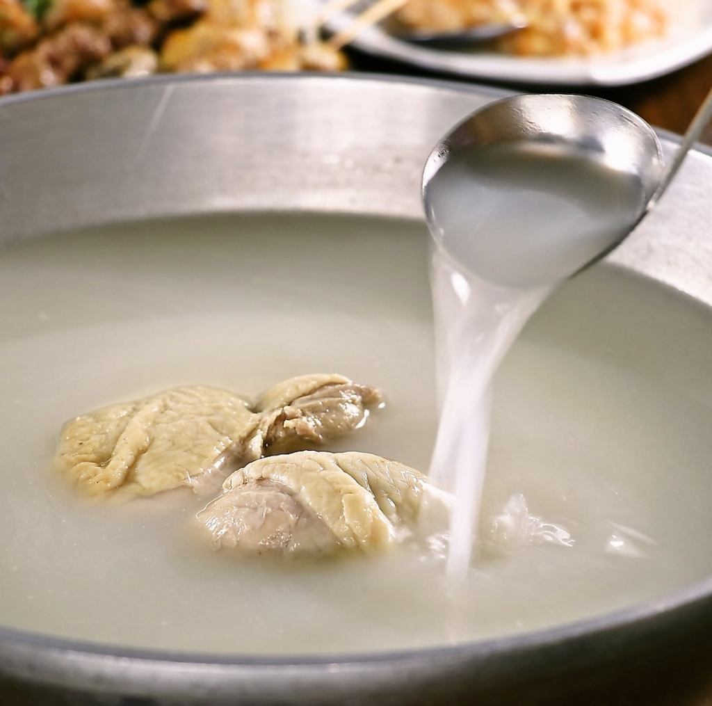 やわらの看板メニューの一つ博多水炊き。水炊き付きのコースもございます。宴会にもぜひ！