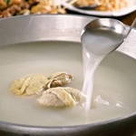 やわらの看板メニューの一つ博多水炊き。水炊き付きのコースもございます。宴会にもぜひ！