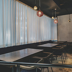 中はコンクリート打ちっぱなしのシックで無機質な、一見すると表情の少ないクールな雰囲気。 階段を上れば暖色の明りが灯るムードの空間が広がります。