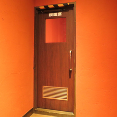 《喫煙ルーム完備》駅近なので仕事終わりのサク飲みにも最適◎！クリーミーな味わいのアサヒスーパードライ中ジョッキは"329円"と、コスパ抜群です！