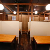 天井には梁が走り、古き良き和の趣と現代的なセンスが融合したモダンな空間を創り出しています。丸いフォルムのペンダントライトが温かな光を投げかけ、お料理をより美味しく、お顔をより魅力的に照らします♪こだわりの照明計画によって、落ち着いた大人の雰囲気を店全体に醸し出しています。