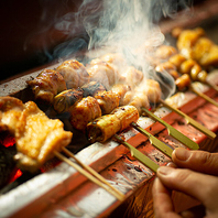 鶏の旨みと香ばしさを大切に焼鳥とじっくり焼き上げます