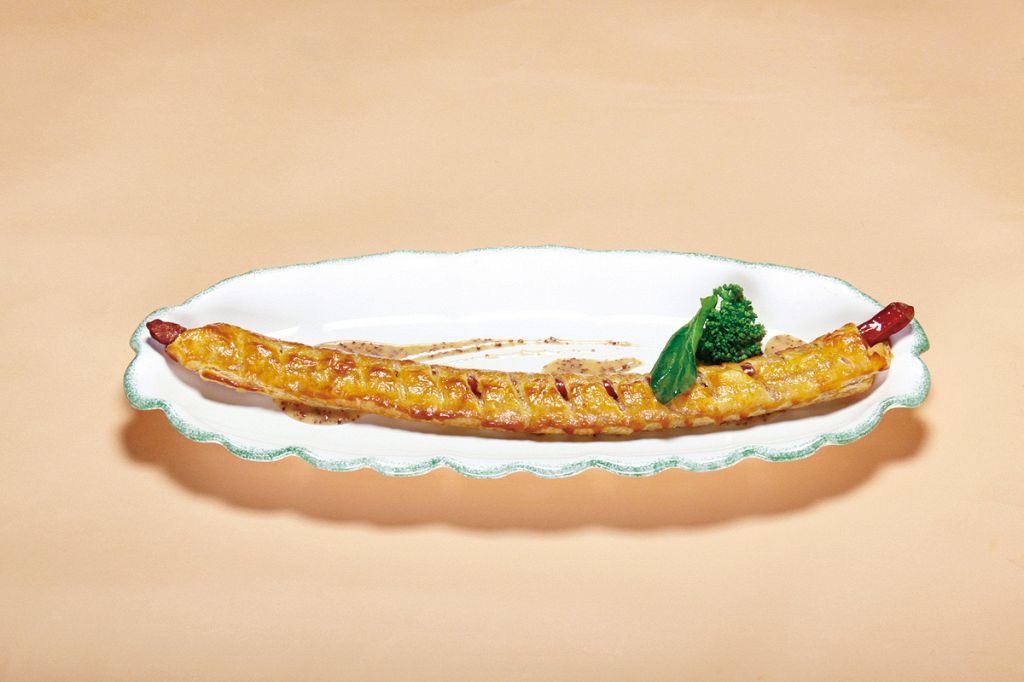 看板メニューは48cmの長い長いソーセージパイ包み。