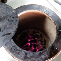 ナンを焼き上げる特製窯